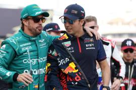 Fernando Alonso sería el próximo compañero de Checo Pérez en dado caso de que Max Verstappen quede fuera de Red Bull.
