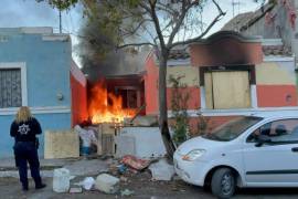 El incendio inició en el patio trasero y se propagó debido a la acumulación de basura y muebles en la propiedad.