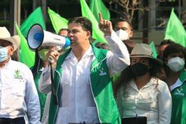 Javier Estrada González, exdiputado federal y líder del Partido Verde Ecologista de México (PVEM), fue atacado esta mañana a balazos frente a las oficinas estatales del SAT