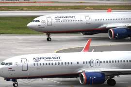 La aerolínea polaca LOT anunció también la suspensión de sus vuelos a Moscú y San Petersburgo a partir del viernes por la tarde.