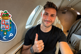 Santiago Giménez se mostró sonriente durante su viaje a Portugal, donde está por cerrar su incorporación a los Dragones.