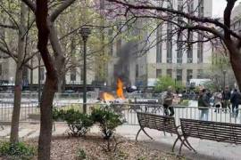 Un sujeto se prendió fuego al exterior de la Suprema Corte de Nueva York.