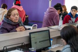 Beneficiarios recibiendo orientación en las oficinas del DIF Saltillo.