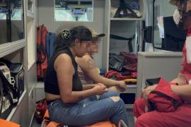 Paramédicos de la Cruz Roja acudieron al domicilio y posteriormente trasladaron a la afectada a la Clínica 89 del IMSS.