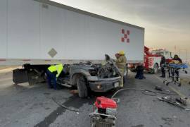 La camioneta Ford F-150 quedó prensada debajo de la caja del tráiler tras el fuerte impacto en el libramiento Óscar Flores Tapia.