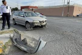 La camioneta de carga dañó la defensa del vehículo Volkswagen Pointer tras una maniobra en el periférico.