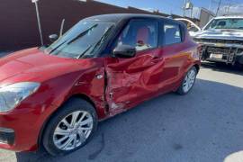 El Suzuki Swift terminó con daños visibles en el costado izquierdo tras el impacto.