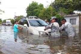 Elementos de la Guardia Nacional evacúan a las familias cuyas viviendas resultaron afectadas por las lluvias registradas en la capital del estado