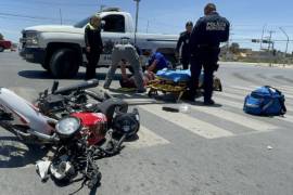 La motocicleta quedó varios metros adelante del punto donde terminó tendido el lesionado tras el impacto.