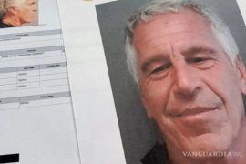 Ficha de procesamiento del financiero Jeffrey Epstein, cuyo caso ha generado una serie de investigaciones internacionales que continúan revelando conexiones con figuras de alto perfil.