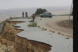 Algunas imágenes muestran autos sumergidos, edificios derrumbados, carreteras corroídas y torrentes de agua por las calles, en ciudades como Derna.