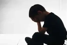 La depresión en niños y adolescentes requiere atención temprana; especialistas recomiendan buscar apoyo profesional ante cambios persistentes de conducta.