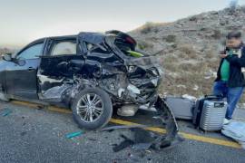 La camioneta involucrada en el choque quedó en el carril contrario tras el impacto con el tráiler.