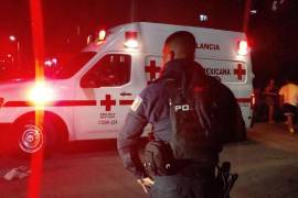 Paramédicos de la Cruz Roja brindan atención prehospitalaria a la mujer lesionada tras el accidente en la colonia Guadalupe.