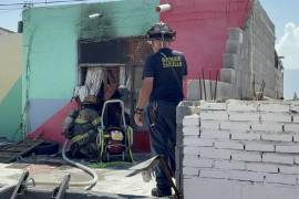 El incendio consumió ropa y muebles de un cuarto ubicado en la parte alta del domicilio.
