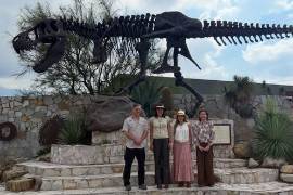 Josefina Rodríguez Zamora, secretaria de Turismo del Gobierno de México (segunda de izquierda a derecha), visitó este jueves las instalaciones del Museo del Desierto, en Saltillo.