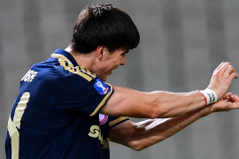 Armando “Hormiga” González celebró con su característico “Kamehameha” su primer gol con Olympiacos, ante AEL Larissa.