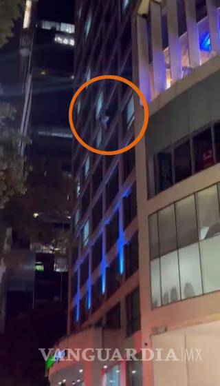 $!50 minutos y nadie hizo nada... Mujer se suicida arrojándose de un edificio en Paseo de la Reforma (videos)