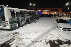 Tormenta deja a vehículos bajo la nieve en San Francisco de Ocotlán, Puebla.