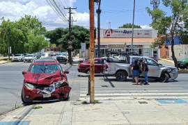 Elementos de Tránsito Municipal realizaron las diligencias correspondientes para determinar las responsabilidades derivadas del accidente ocurrido en uno de los cruceros más transitados del norte de Saltillo.
