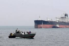 Una embarcación militar de Irán vigila los buques en el Golfo Pérsico.