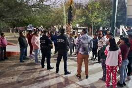 Representantes de la DSPM escuchan inquietudes de habitantes del Fraccionamiento Ana durante una reunión de trabajo.