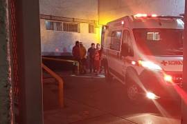 Equipos de emergencia acudieron durante la madrugada al domicilio siniestrado, donde rescataron a dos mujeres atrapadas bajo los escombros; una de ellas sigue hospitalizada.