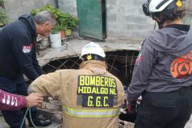 Las mujeres cayeron en el socavón con unos tres metros de profundidad, reportaron las autoridades de Nuevo León.