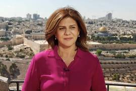 Una foto sin fecha puesta a disposición por Al Jazeera que muestra a la periodista de Al Jazeera Shireen Abu Akleh de pie con la Ciudad Vieja de Jerusalén al fondo.