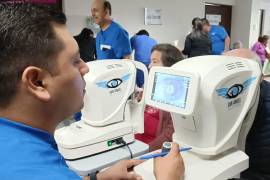 Especialistas realizaron valoraciones en Piedras Negras para detectar pacientes candidatos a cirugía gratuita de cataratas.