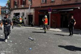 Tres de los heridos están graves y dos “potencialmente graves”, señalaron los equipos de rescate. Todavía se desconoce la causa del siniestro. FOTO: ESPECIAL.