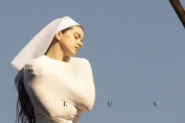 Rosalía, que el próximo viernes lanza su trabajo ‘Lux’, no solo destaca por su talento musical, sino también por su estilo.