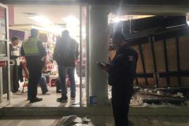 El hombre impactó la camioneta que conducía contra una tienda de conveniencia y lesionó a una empleada