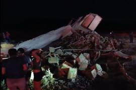 La caja del tráiler quedó destrozada y la carga terminó dispersa sobre el terreno.