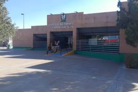 Elementos de la Policía Municipal y agentes de la Agencia de Investigación Criminal acudieron a tomar conocimiento de los hechos luego de que el lesionado ingresara de emergencia a una clínica del IMSS.