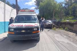 La camioneta Chevrolet terminó impactada contra un poste de madera que quedó parcialmente derribado.