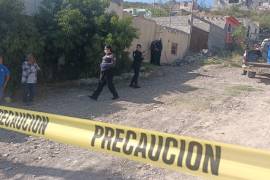 De acuerdo con los primeros peritajes, el hombre llevaba varios días sin vida, situación que fue advertida por vecinos debido a los olores fétidos que salían de la vivienda.