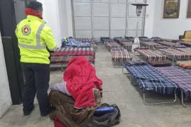 Dos hombres en situación de calle aceptaron el traslado al refugio temporal habilitado por el municipio.