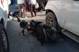 La motocicleta quedó severamente dañada tras el fuerte impacto con la camioneta.