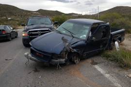 Unidades de emergencia y personal médico atendieron la escena del accidente en la carretera General Cepeda-Parras.