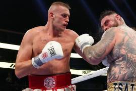 Andy Ruiz soportó una caída y el castigo de Damian Knyba para completar los 12 asaltos en su esperado regreso al ring.