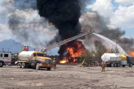 Elementos de distintas corporaciones trabajan en apagar el fuego por el incendio de siete tanques en una empresa de Salinas Victoria, Nuevo León