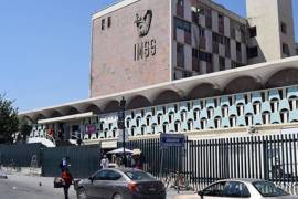 Rescatistas trasladaron al joven a la Clínica 7 del IMSS, donde recibió atención de urgencia.