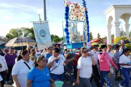Cientos de personas ven a San Lorenzo para acompañar la imagen, mientras que las algunas mujeres la traen cargada en hombros