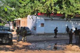 Elementos de seguridad en la colonia Ampliación 5 de Febrero tras el asesinato de Elena “N”, Culiacán, Sinaloa.