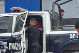 Policías municipales sometieron al agresor en la colonia Tierra y Libertad tras la denuncia vecinal.
