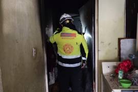 Elementos de Protección Civil atendieron el incendio registrado en una casa de la colonia Praderas de Santo Domingo, donde una mujer resultó intoxicada y seis personas fueron evacuadas.