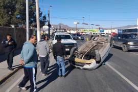 Elementos de Tránsito Municipal realizaron labores de abanderamiento para evitar otro percance.
