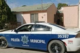 Elementos de la Policía Municipal y paramédicos de Cruz Roja acudieron al domicilio tras el reporte de un disparo accidental.