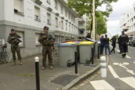 Foto tomada de video de BFM que muestra a policías cerca de la escuela donde ocurrió un hecho de violencia en Nantes, Francia el 24 de abril del 2025. FOTO: